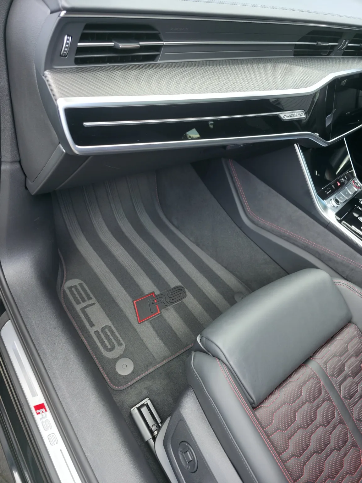 Audi RS6 carpet and trim after interior detailing at ELS